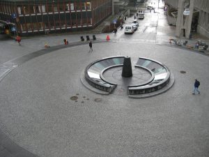 Figur 1. Christiania torg (foto: M. Sørensen) og St. Olavs plass (Lillebye, 2010) i Oslo. Figur 1. Christiania torg (foto: M. Sørensen) og St. Olavs plass (Lillebye, 2010) i Oslo.