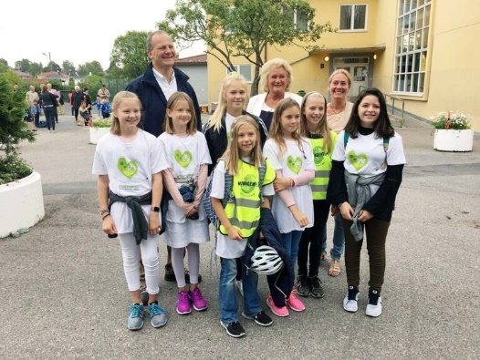 foto av en gruppe barn utenfor en skole