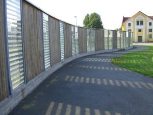 Vegg rundt boligområde som skjermer for støy.