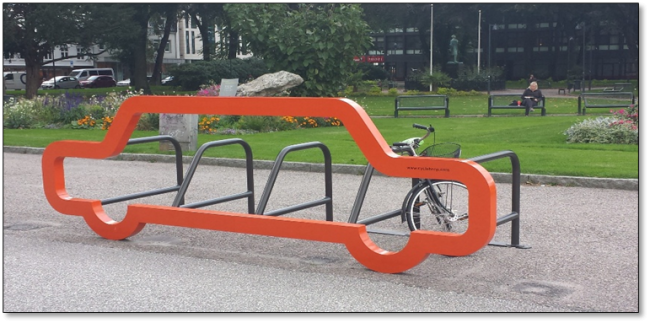 Fotoet viser et sykkelstativ, som har formes av en bil på den ene side.