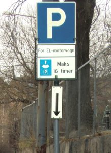 Figur 3: Reservering av parkeringsplasser til spesielle formål eller kjøretøytyper begrenser tilbudet for andre brukere (foto: Jan U Figur 3: Reservering av parkeringsplasser til spesielle formål eller kjøretøytyper begrenser tilbudet for andre brukere (foto: Jan U
