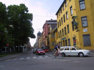 Bilde av en gate i en by med fargerike bygg.