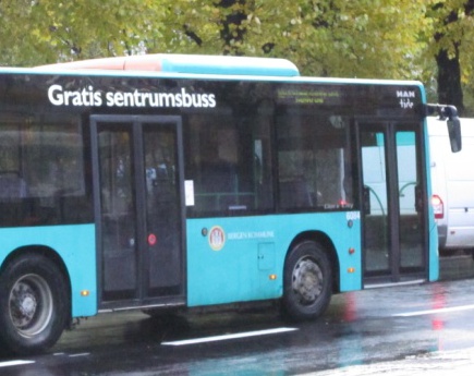Foto av buss med teksten GRATIS SENTRUMSBUSS over døren