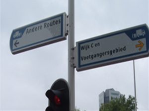 Bilde av skilt langs en vei som viser retning til vei for tungtrafikk på Nederlandsk.