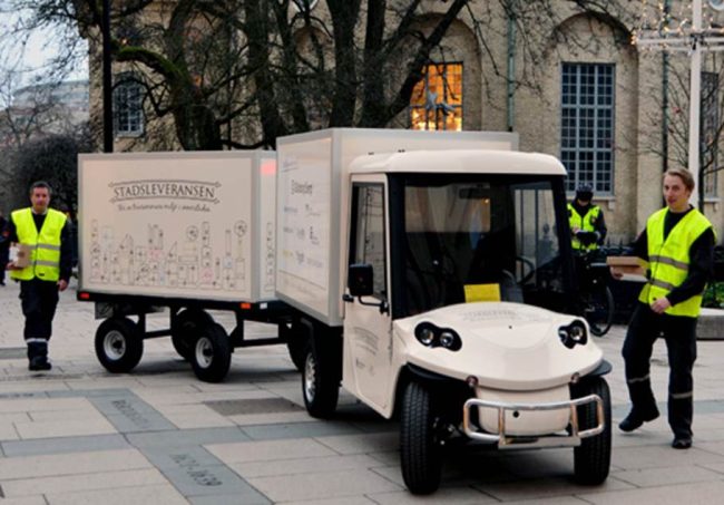Fotoet viser varelevering med elektrisk varebil med henger (spesialtilpasset liten varebil) i Gøteborg.