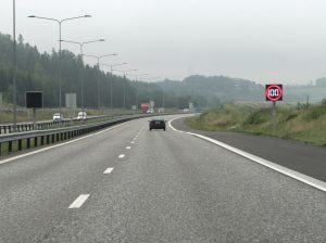 Foto av bil på to-felts motorvei