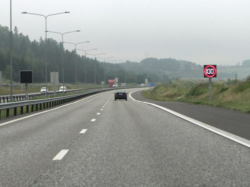 Foto av bil på to-felts motorvei