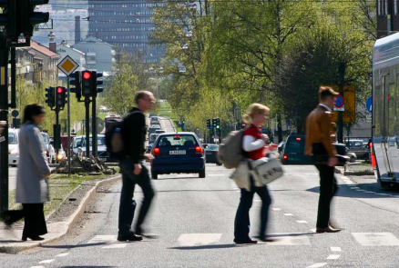 foto av gående som krysser en trafikkert vei