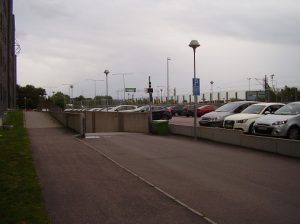 Figur 2: Parkeringsplatser vid två bostadsrättsföreningar i Porslinsfabriken i Göteborg. Foton: Per He Figur 2: Parkeringsplatser vid två bostadsrättsföreningar i Porslinsfabriken i Göteborg. Foton: Per He