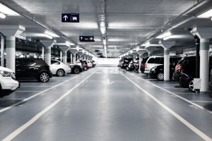 Bilde av biler parkert i et parkeringshus.