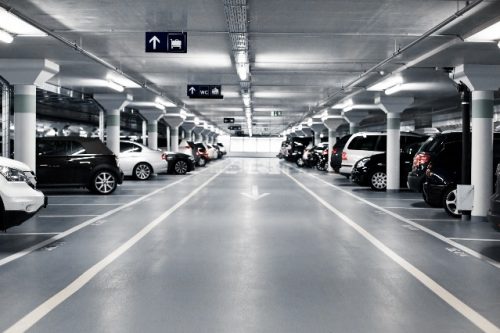 Bilde av biler parkert i et parkeringshus.