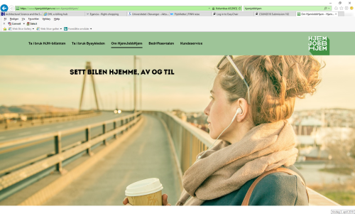 bilde fra forsiden på nettsiden hjem jobb hjem, av en kvinne som står ved en vei på en bru.