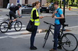 Foto av en person som intervjuer en syklist.