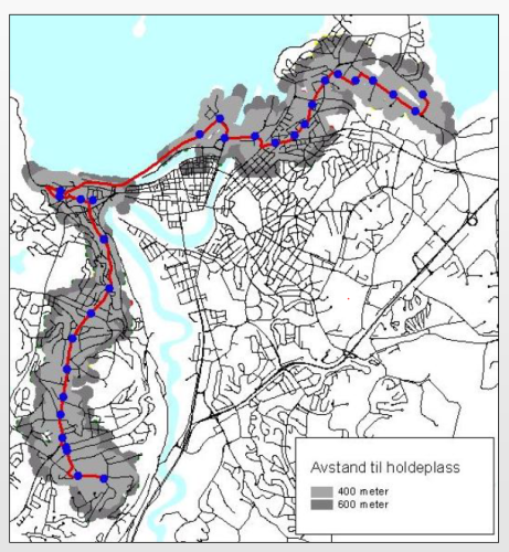 Figuren viser et kartutsnitt over en bussrute i Trondheim. Deler av bebyggelsesomr&aring;dene som ligger innenfor henholdsvis 400 eller 600 meter fra holdeplasser er vist i figuren.