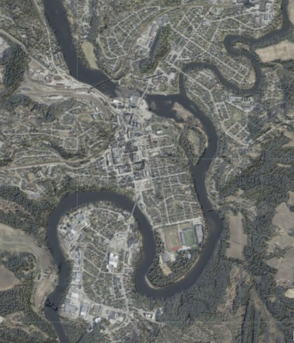 Satelittbilde av en elv som går gjennom et bebygd område.