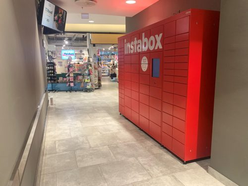 : Bildet viser et selvbetjent hentepunkt til Instabox. Hentepunktet st&aring;r innend&oslash;rs i et kj&oslash;pesenter