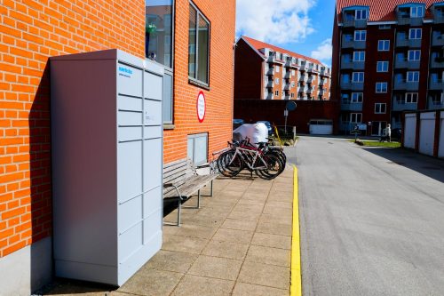 Bildet illustrerer et selvbetjent hentepunkt, utplassert av N&aelig;rboks ved et boligstr&oslash;k i Danmark