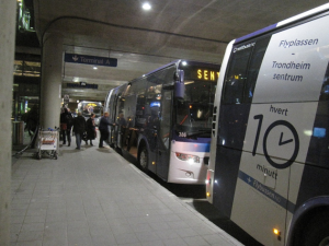 Et bilde av personer som går ombord i en buss vet et knutepunkt.