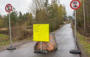 Bildet viser at veien er stengt fordi amfibiens vårvandring på kryss av veien pågår