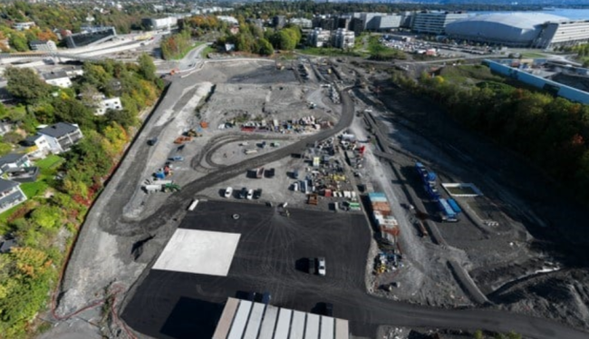 Foto av et asfaltert riggomr&aring;de.