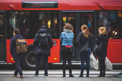 Foto av personer som venter på bussen.