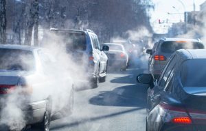 Foto av flere biler i kø vinterstid