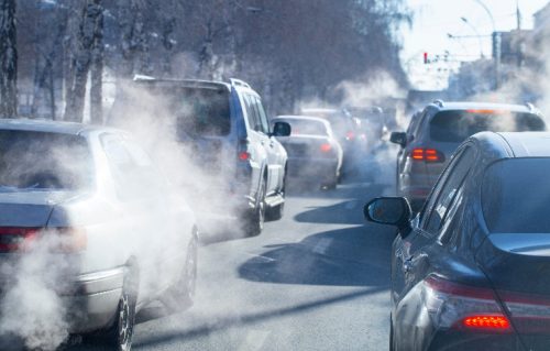 Foto av flere biler i kø vinterstid