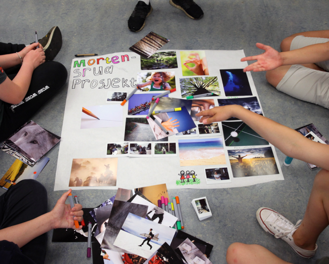 Bilde fra Sommerskolen p&aring; Lofsrud skole. Elever som lager en plakat med bilder for &aring; vise fram ideene sine
