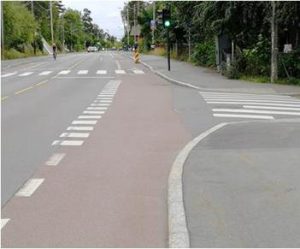 Foto av en vei der sykkelfeltet har en rød farge.
