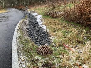 Figuren viser to fotoer av en sykkelvei med turvei, som har overvannsh&aring;ndtering p&aring; den ene siden.