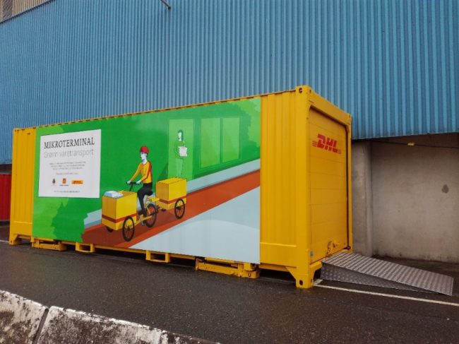 Foto av en varekontainer fra DHL som har en tegning av en lastesykkel med sjåfør
