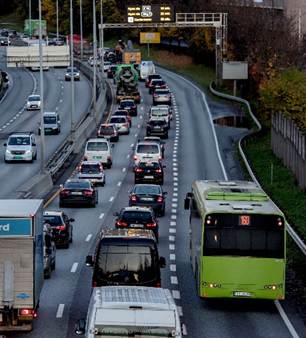 Fotoet viser en buss kjørende i et kollektivfelt.
