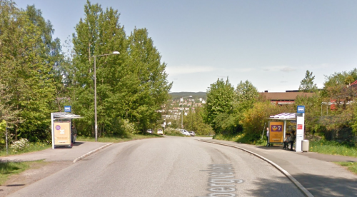 Figuren viser to fotoer av bussholdeplass, før og etter oppgradering med utvidet plattformareal.