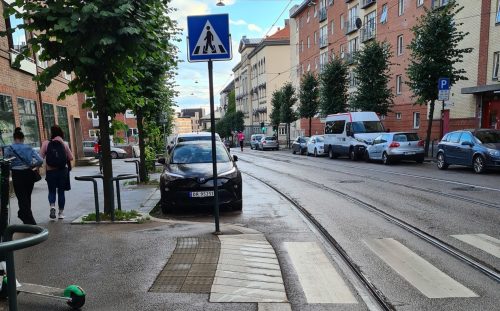 Figuren viser foto før utbedring av siktlinje før et gangfelt.