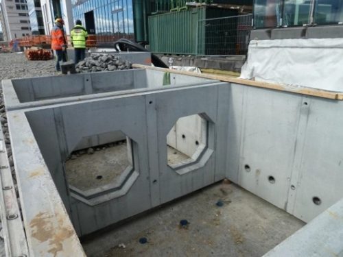 Fotoet viser store betongkummer under bygging.