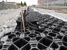 : Fotoet viser montering av kasettmonbuer i plast langs en veistrekning